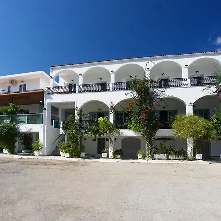 Athina 카라보밀로스